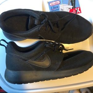 Black Nike Roshe